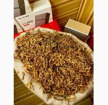 Продаётся качественный табак для забивки сигарет. Натуральный продукт Свежий,  ароматный,  с насыщенным вкусом
Удобная нарезка — легко набивается в гильзы или крутится вручную
Подходит как для новичков,  так и для опытных
Идеальный вариант для тех,  кто хочет контролировать крепость и вкус своих сигарет. Крепость:  Лёгкая ,  Средняя,  Тяжёлая (Light / Medium / Strong) . Сорта в наличии:  Вирджиния Голд,  Берли,  Кентукки. Особенности:  Без пыли,  мусора и центральной жилки.  Ферментирован,  имеет приятный натуральный аромат. ФАБРИЧНИЙ ТЮТЮН ламана лапша